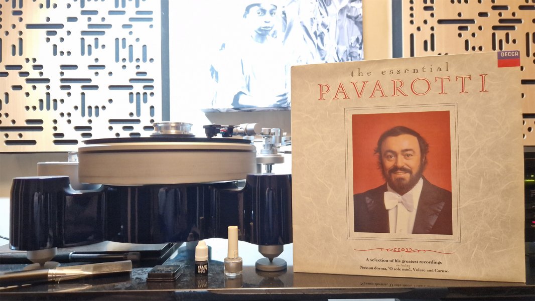 The Essential Pavarotti.jpg