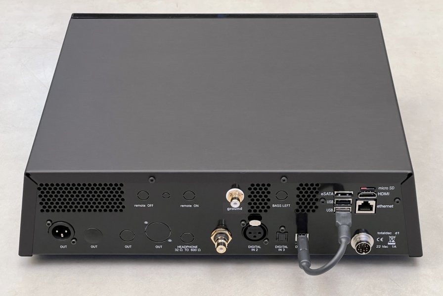 totaldac-d1-streamer-live-rear.jpg