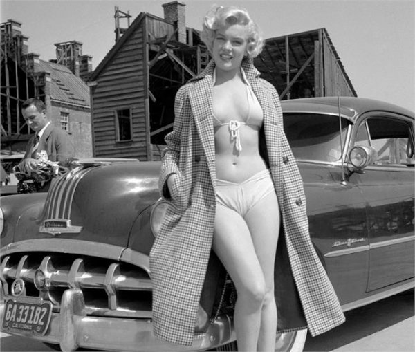 Marilyn-Monroe-with-her-second-car-a-1950-Pontiac-Chieftain.jpg