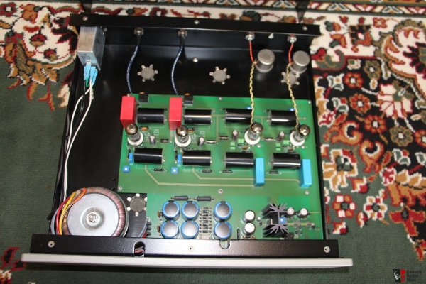 1076231-foundation-research-v5-tube-phono-preamp.jpg