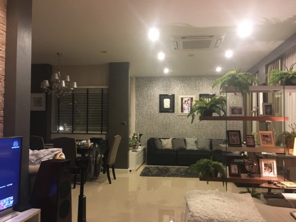 living room.JPG living room.JPG