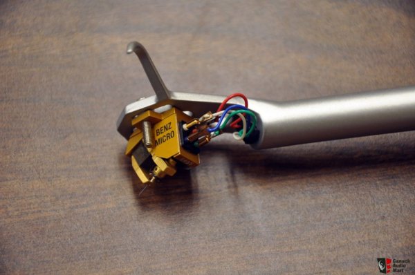 511063-rega_rb700_tonearm_with_benz_micro_glider_cartridge.jpg