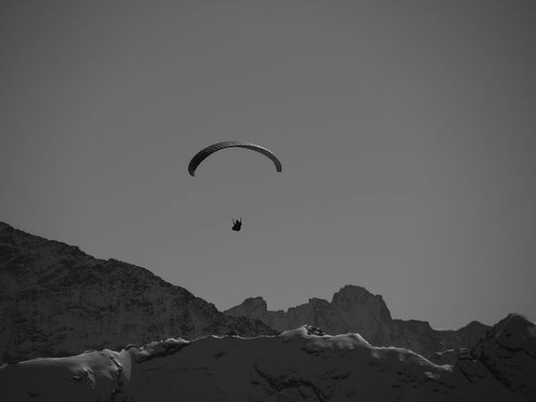 parachutist-2856434__480.jpg