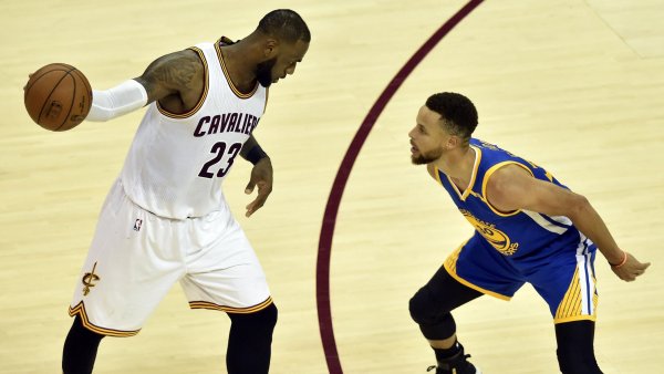 stephen-curry-defends-lebron-2016.jpg