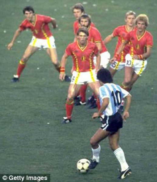 sports-photos-maradonna-versus-belgium.jpg
