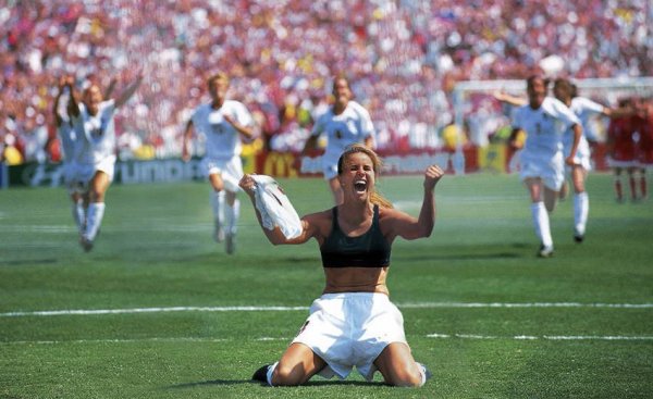 sports-photos-brandi-chastain.jpg