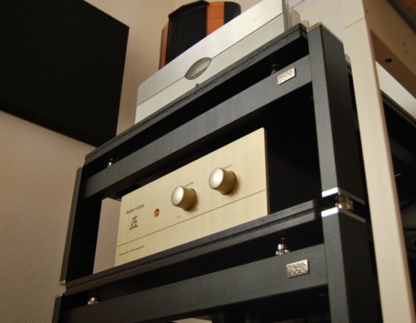 musical_tools_italy_audio_rack_shelf_audiophile_test_review_Burmester_089_CDplayer_test_review_m.jpg