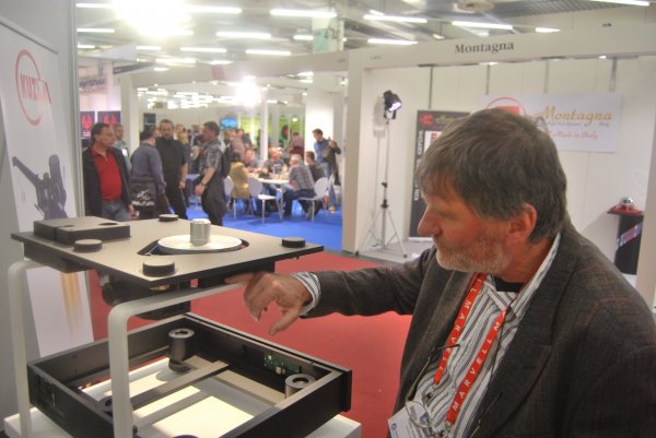 franc_kuzma_turntable_new_munich_2013_show_highend_high_end_report_matej_isak_mono_and_stereo_so.jpg franc_kuzma_turntable_new_munich_2013_show_highend_high_end_report_matej_isak_mono_and_stereo_so.jpg