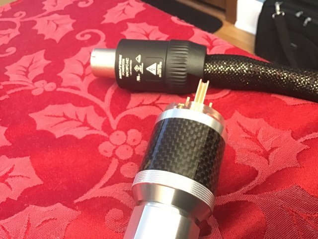 32 amp PowerCon.jpeg 32 amp PowerCon.jpeg