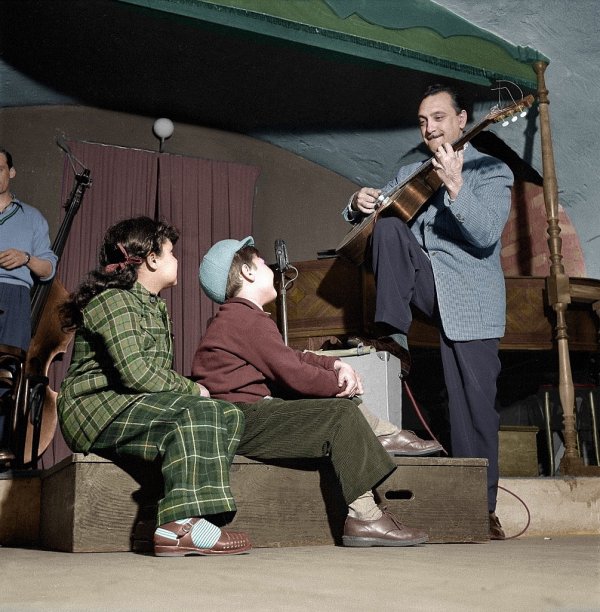 1951 - Django Reinhardt - Django au Club St Germain des Pres joue devant des enfants2-1.jpg