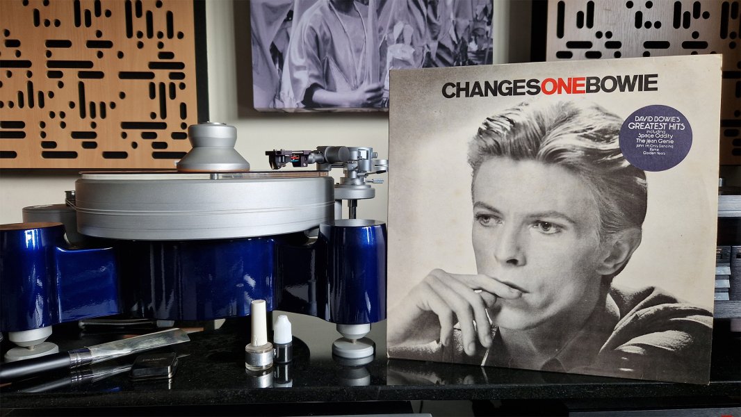 David Bowie - Changesonebowie.jpg