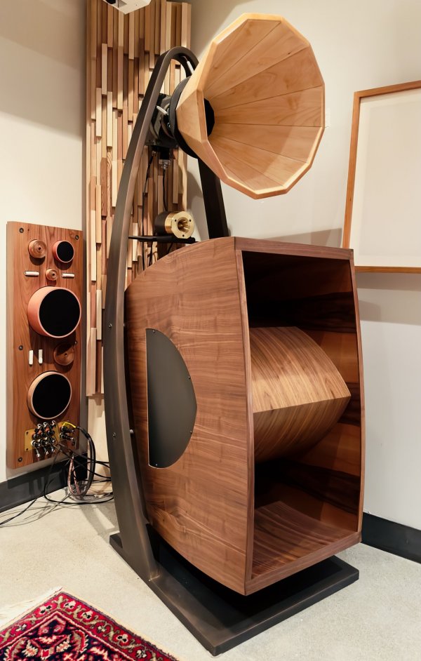 Hi end horn shop speakers