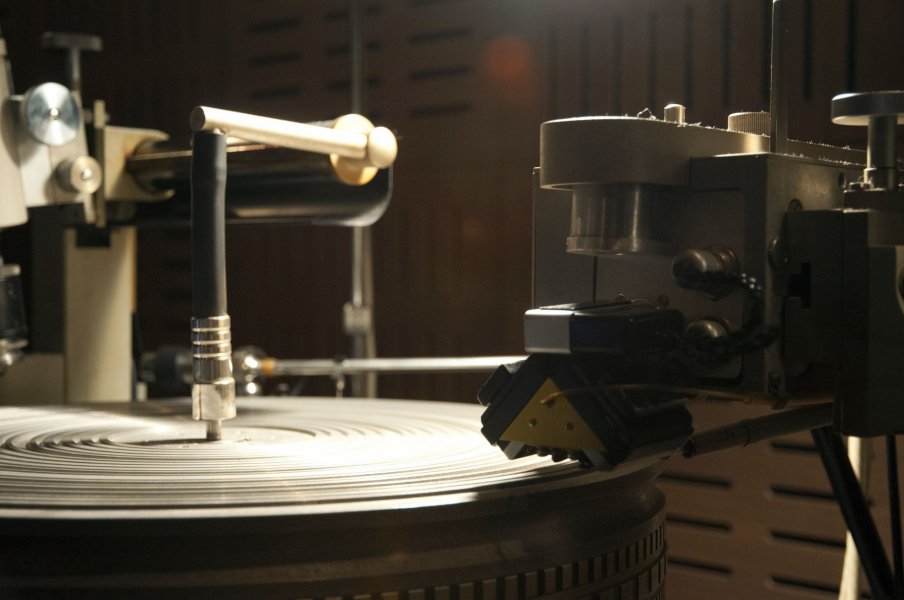 Neumann_Cutting_Machine_02.jpg